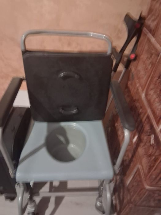 Vând scaun cu rotile de interior cu toaleta atașată