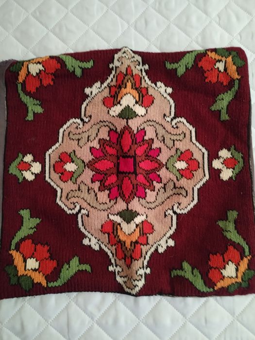 Față de perinița cusută manual și față de masă.