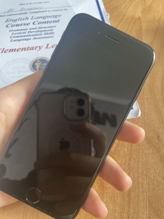 Продам айфон se.