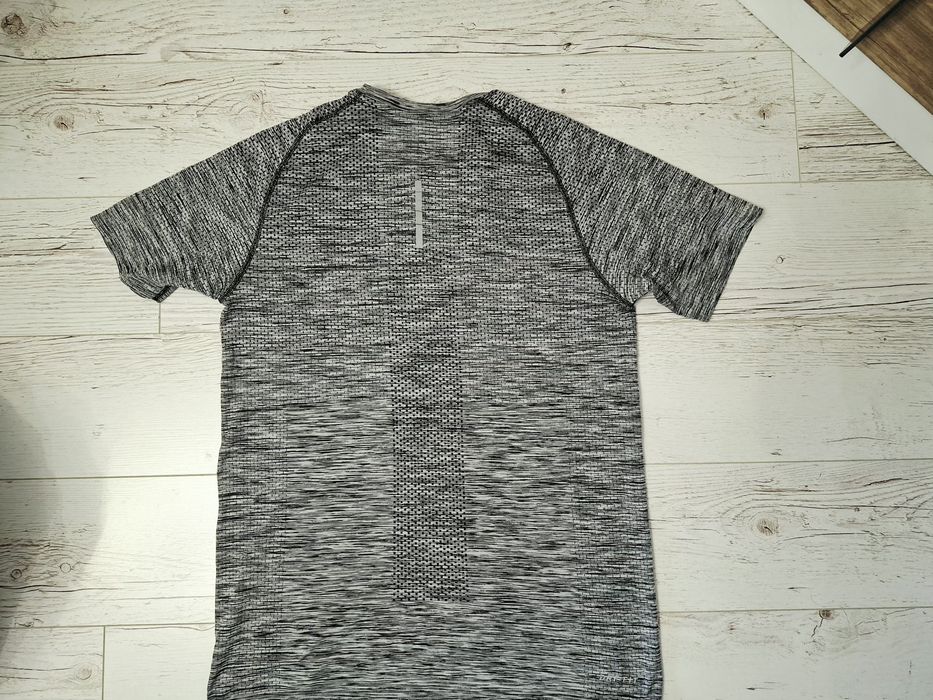 Nike Dry Fit-Ориг. Безшевна тениска