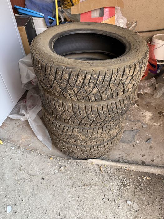 Продам б/у зимнию резину
