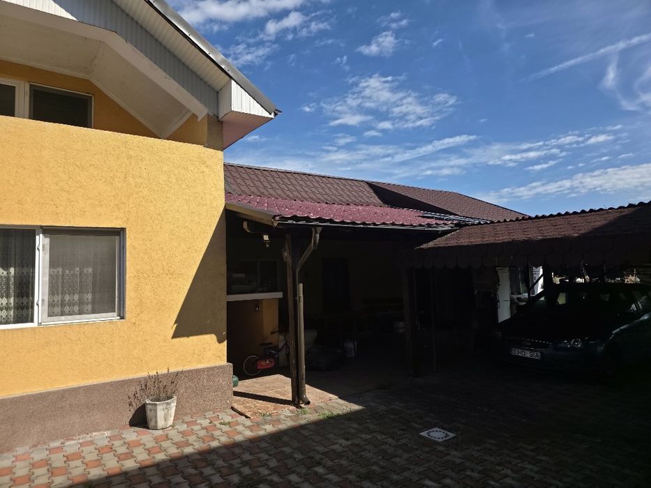 Vând casa P+E si teren
