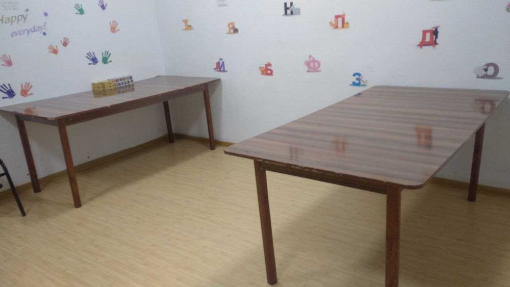 Холодильник, а три стола — в придачу.