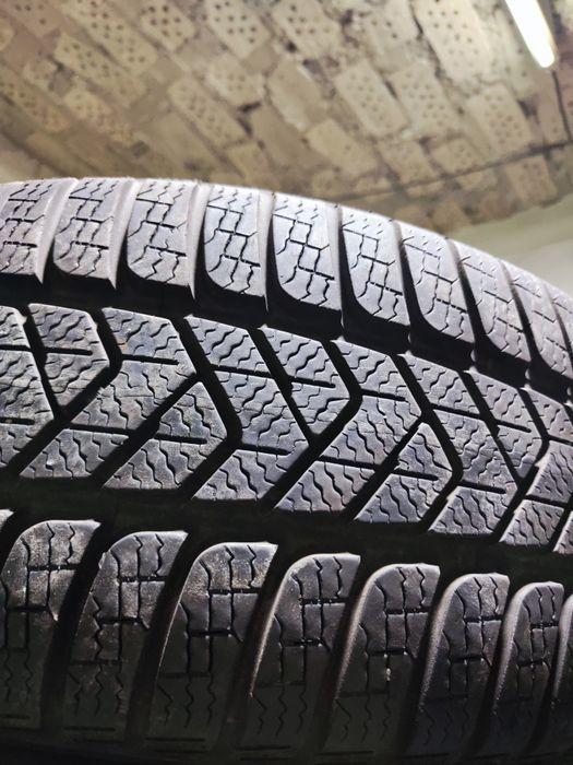 2 бр зимни 225/50/17 Pirelli 2024г