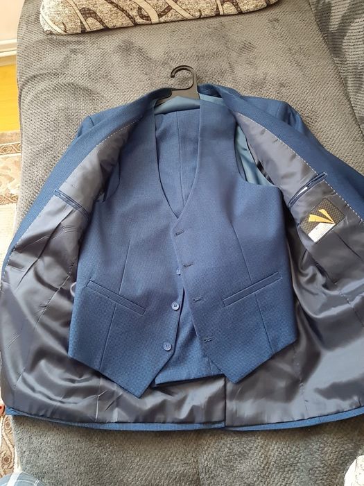 Vând costum bărbați