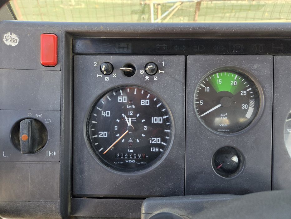 Mercedes 11t basculabil cu macara