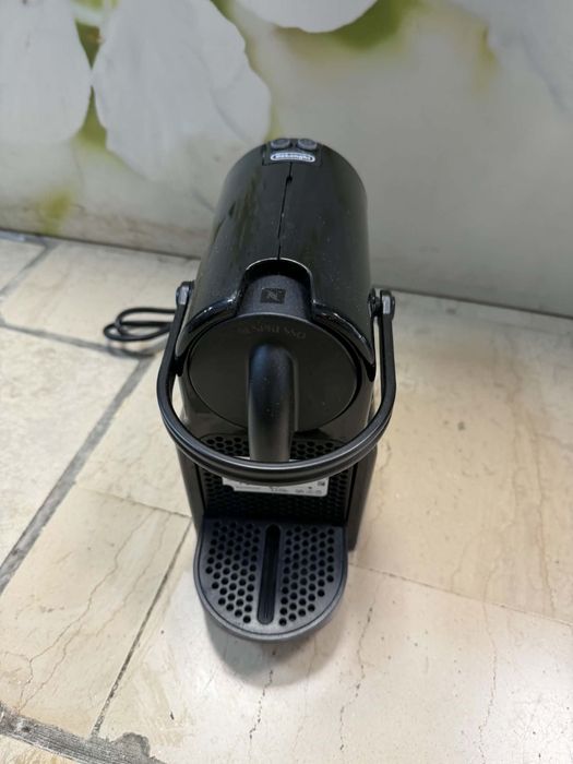 Кафемашина с капсули Nespresso Inissia Black