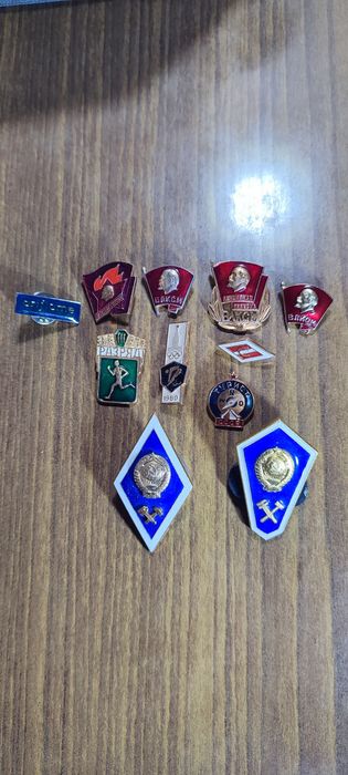 Продам значки времён СССР.