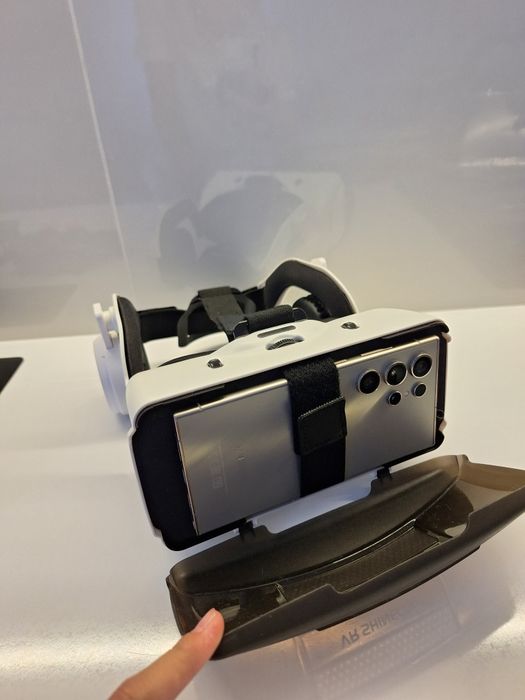Продам VR очки с джойстикам