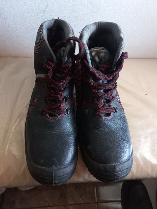 Жұмыс Ботинкасы сатылады.Раз-44.Бағасы-5000 торг