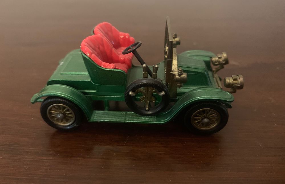 За колекционери - миниатюрни колички и керамични фигури