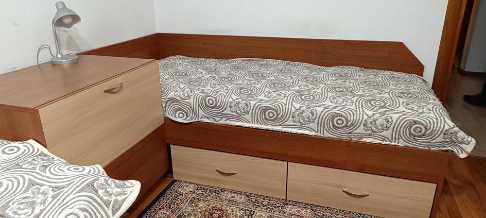 легло с матрак и чекмеджета