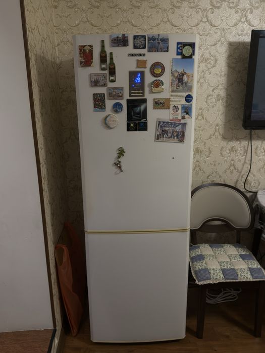 Холодильник Samsung,с LED-дисплеем.