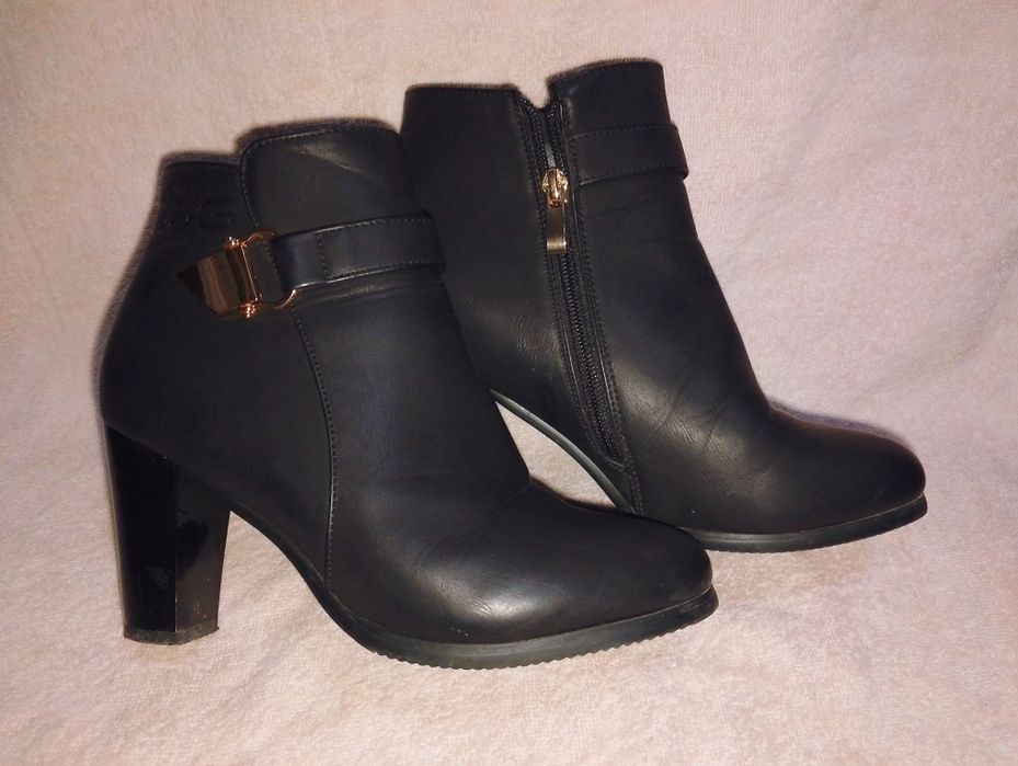 Аёллар этиги сотилади.