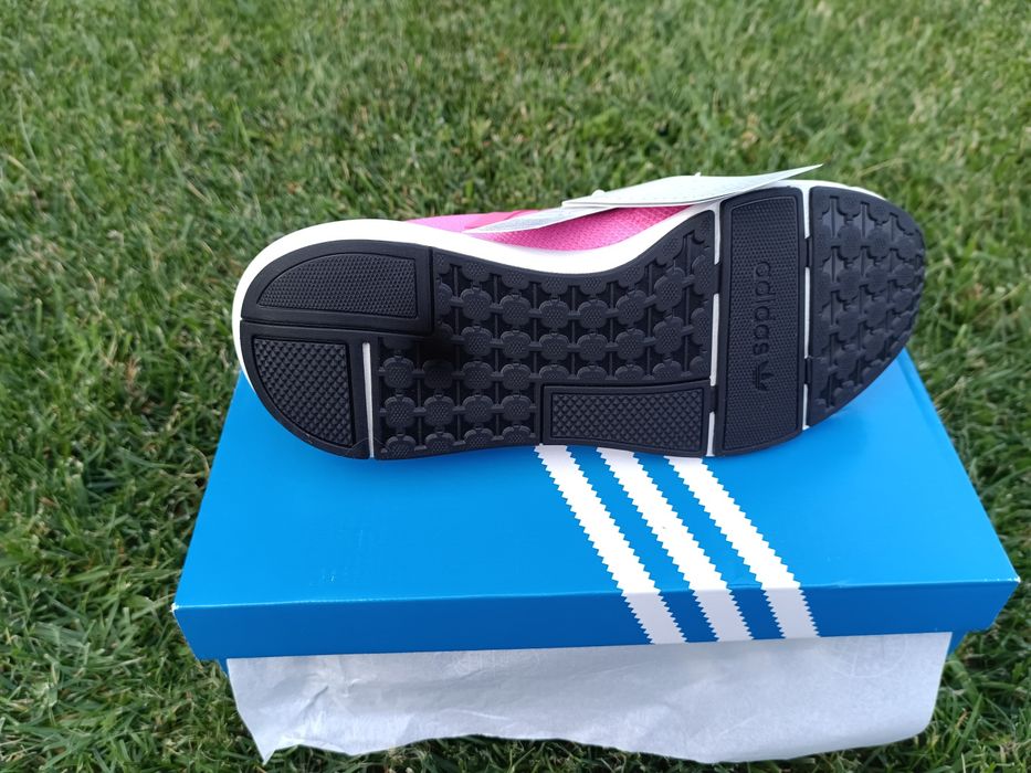 Чисто нови, оригинални маратонки Adidas