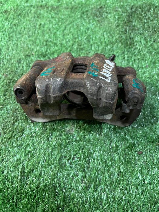 Суппорт передний левый Митсубиши Лансер дутый Mitsubishi Lancer