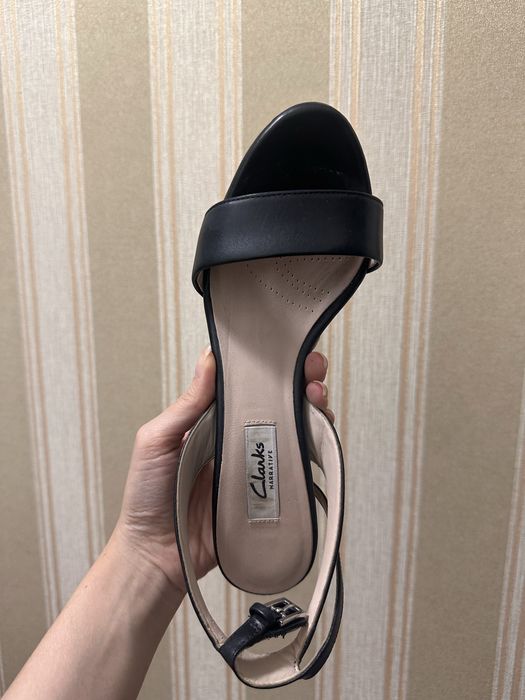 Продам кожаные босоножки Clarks
