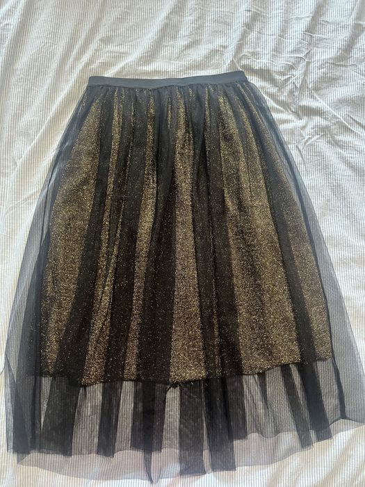 Черна пола до коляното с лъскава подплата