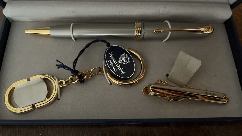 Комплект от игла, химикалка и ключодържател