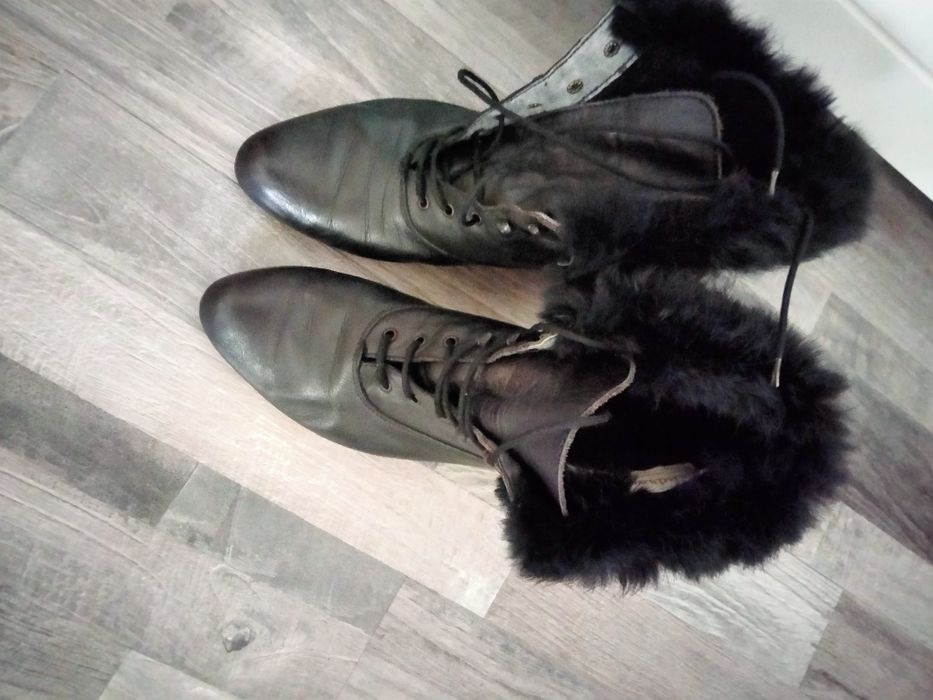 Cizme,ghete din piele50 lei,converse noi 25 lei,pantofi gală 50 lei.