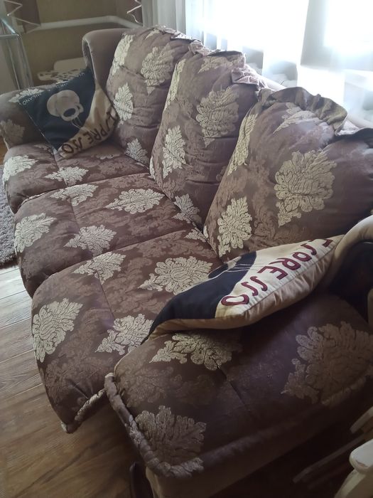 Диван, тройка. В гостинную.