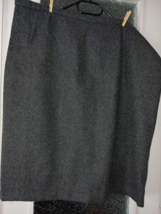 Дамски вълнен костюм – пола и сако за едри дами