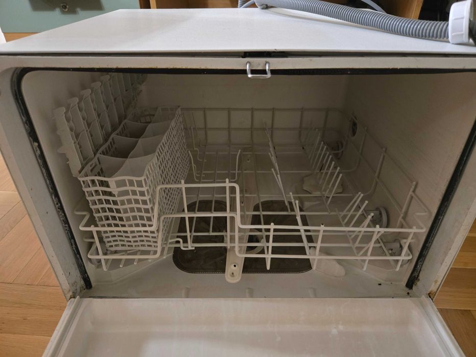 Продавам съдомиялна АЕГ малка за 6 комплекта