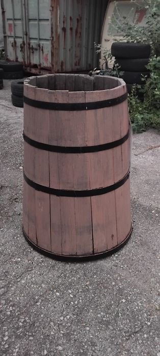 Продавам масивна дървена бъчва, каца в много добро състояние.