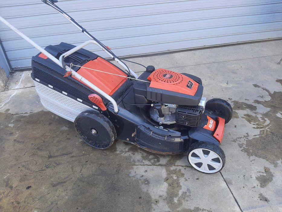 Бензинова самоходна косачка