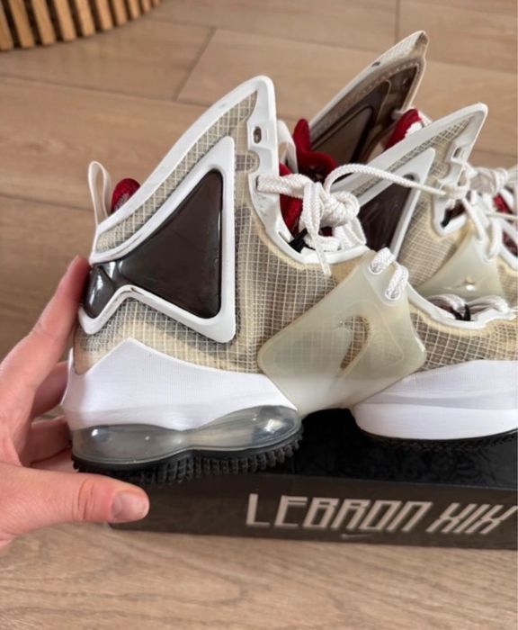 Sneakers Nike LeBron 19 sketch white black red