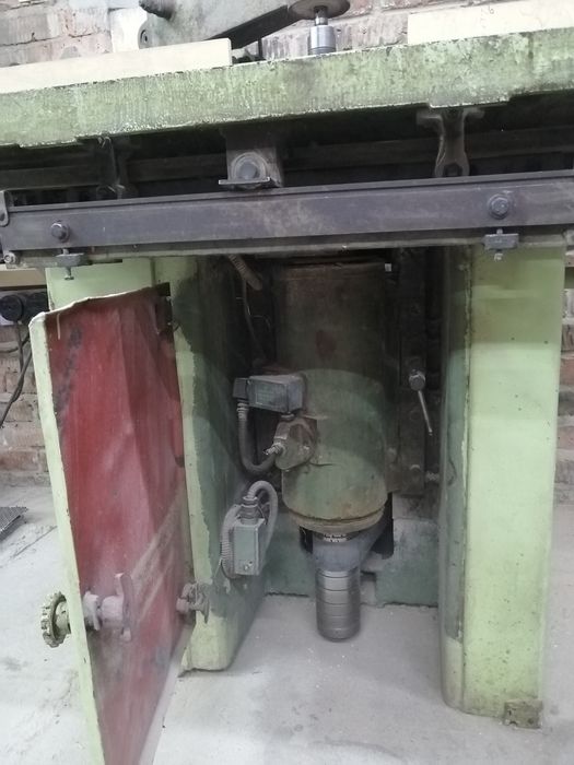 Станок фрезерный по дереву.