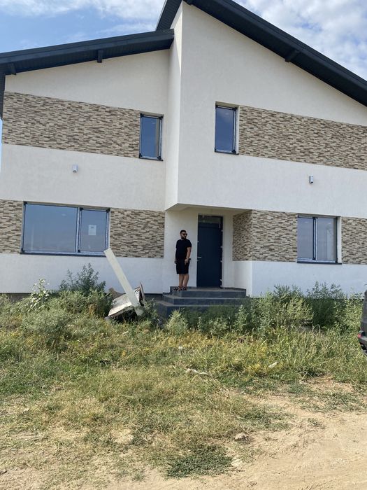 De vanzare vila parter + etaj