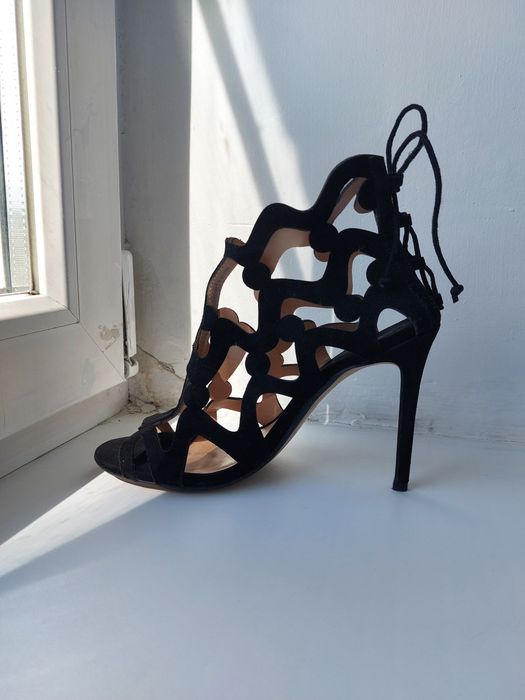 Продам удобные босоножки Mango