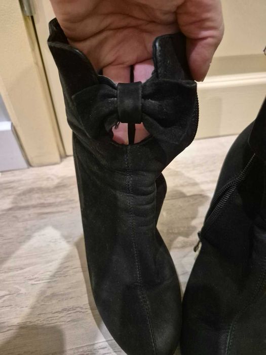 Боти от естествен велур
Боти от естествен велур
Номер 38
 ток 10-11см