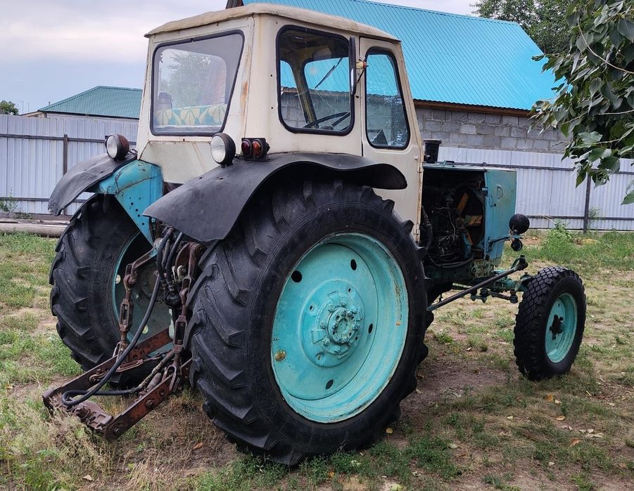 Трактор ЮМЗ-6 с прицепом