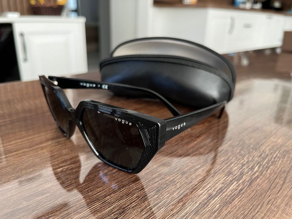 Различни аксесоари на Pandora, Guess, Hawkers и др.