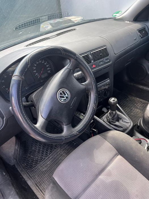 Vând Golf 4, 2 uși,geamuri electrice, ac funcțional
