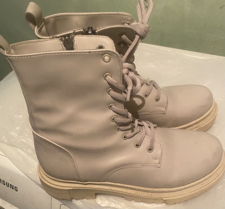 Продам Женские Ботинки Осень Зима . 38 размер.