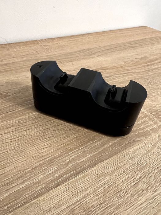 Stand Incarcare Original Playstation Pentru Controllere