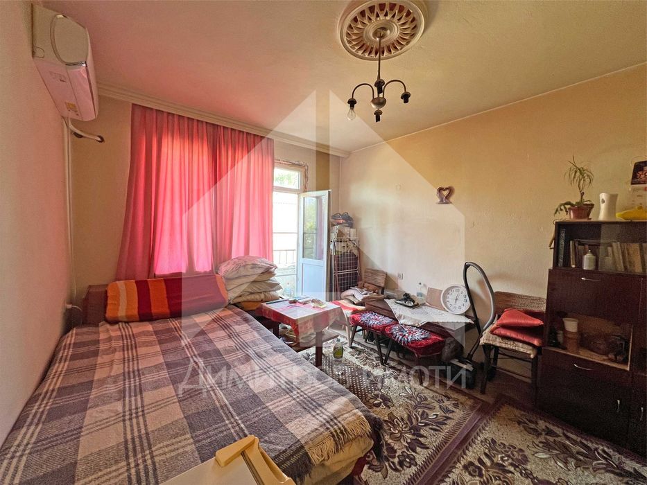 Продава апартамент 111 м2 в тухлена жилищна кооперация център.