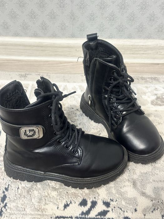 Продам ботинки на девочку осень весна