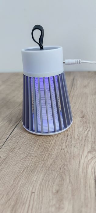 Vând lampă anti țânțari cu agățătoare