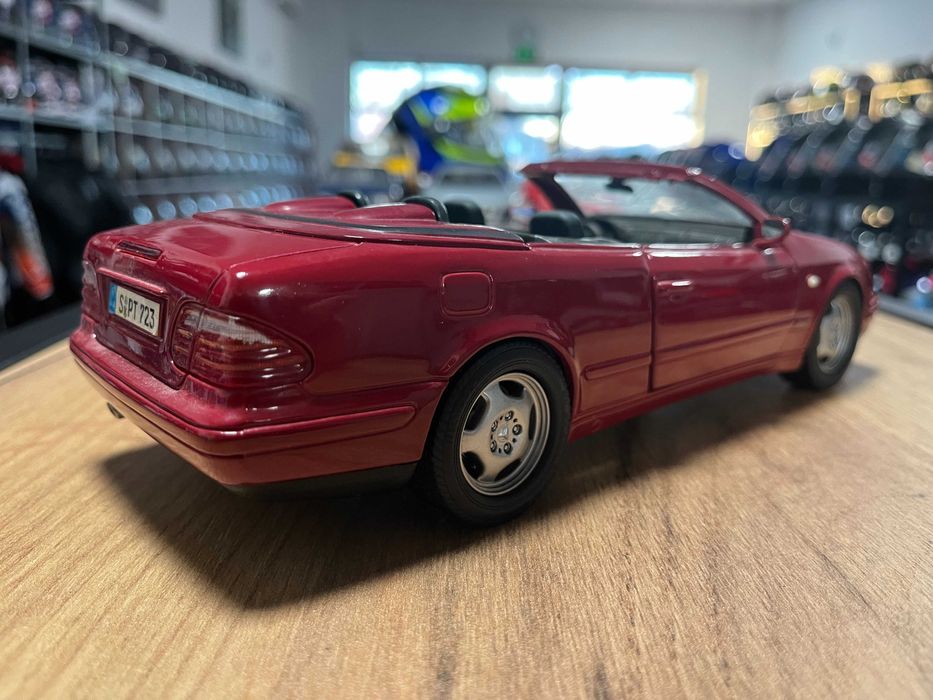 Метална колекционерска количка модел  BBURAGO Mercedez-Benz CLK  1:18