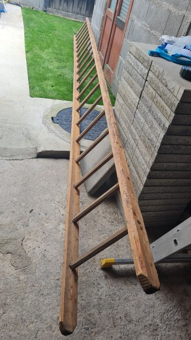 Scara din  lemn de brad si  stejar.