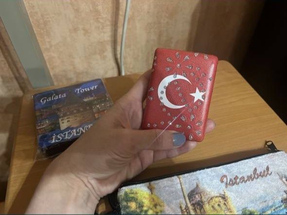 Косметички и зеркало для макияжа