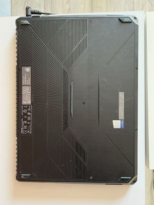 Vând Laptop Gaming Asus TUF FX505 Ryzen 7 16GB RAM GTX 1650 512GB SSD