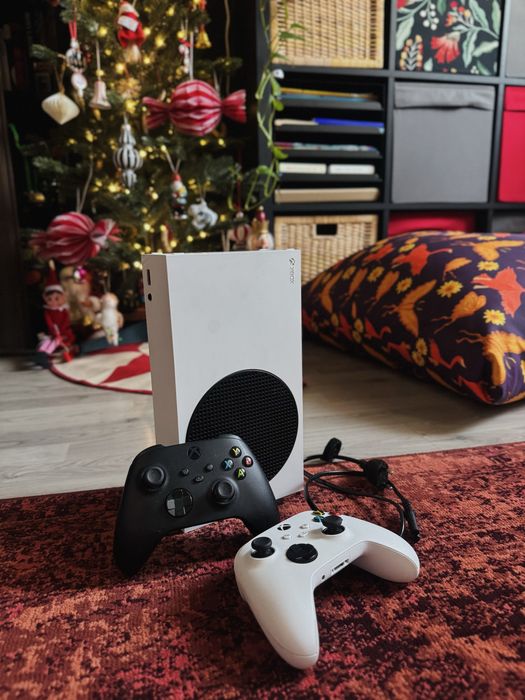 Xbox Series S + 2 controllere