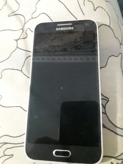 Продам телефон на запчасти самсунг Е-5