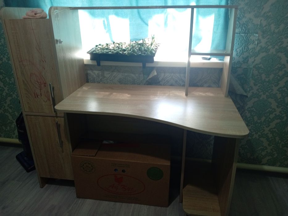 Письменный стол, а хорошем состояний