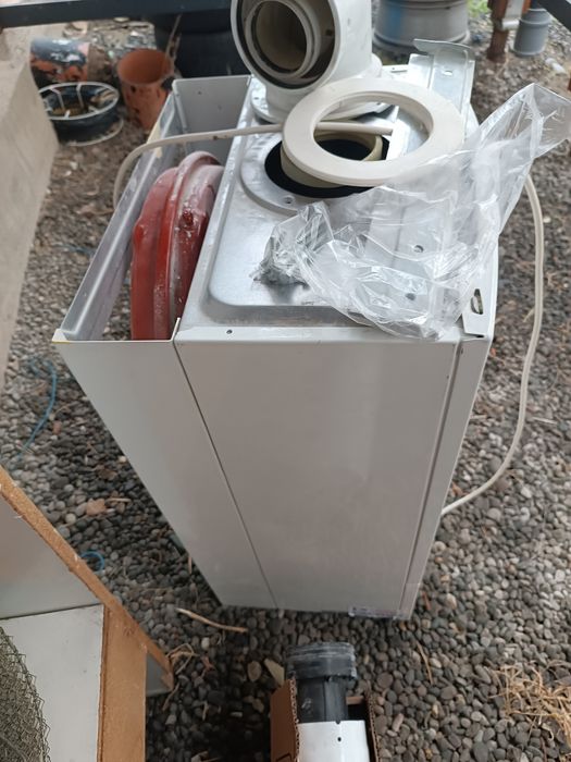 Vând centrala Boss în stare bună de funcționare.verificata recent